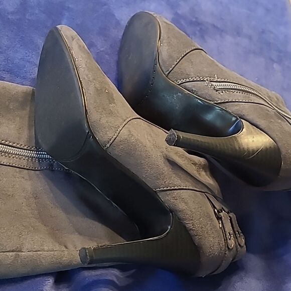 New Directions sz 8M gray suede knee length 4" heeled boots - Picture 10 of 11